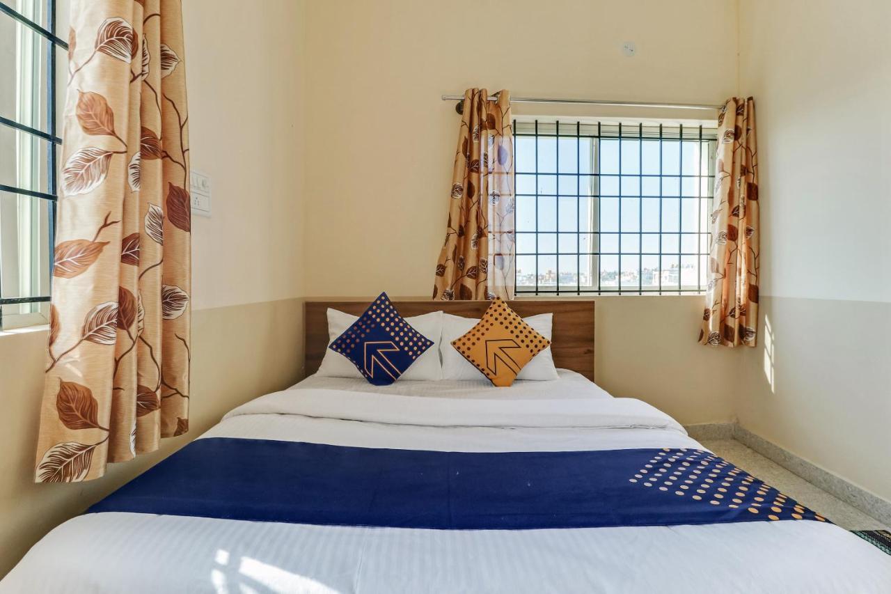 Hôtel Spot On 76940 Sri Annapoorneshwari Residency Boarding & Lodging à Hassan Extérieur photo