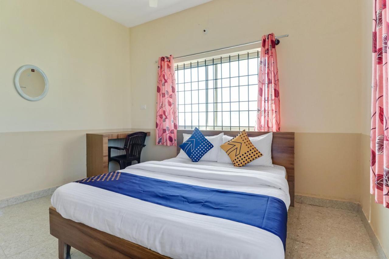 Hôtel Spot On 76940 Sri Annapoorneshwari Residency Boarding & Lodging à Hassan Extérieur photo